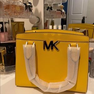 Michael kors yellow 💛new whit tags